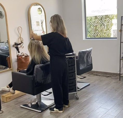peluquera haciendo peinado a una mujer