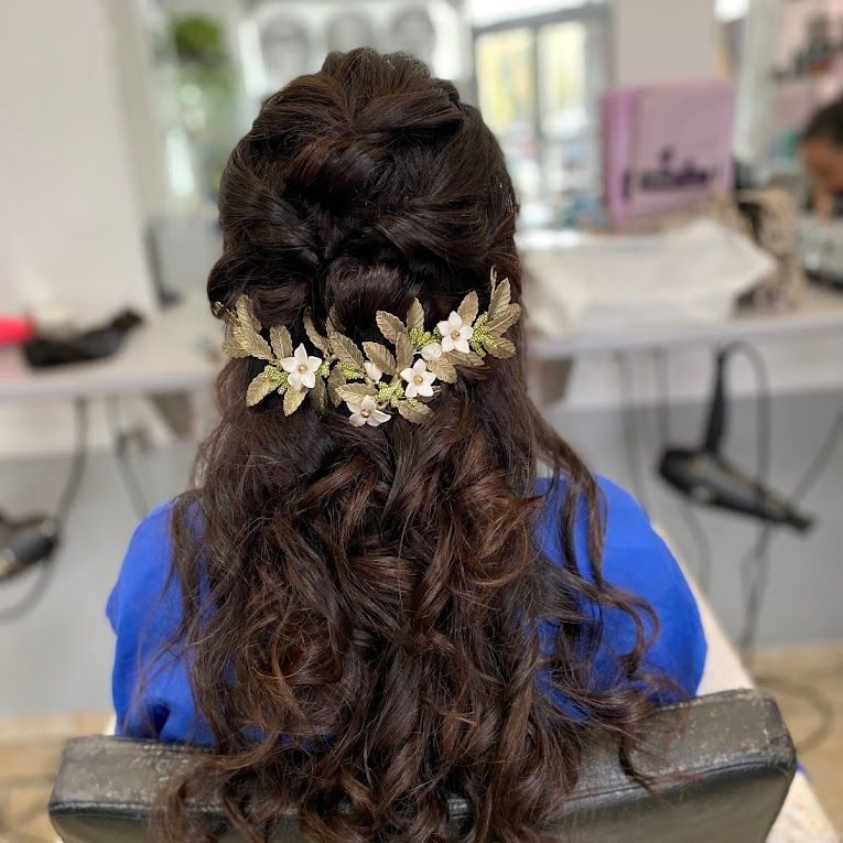 peinado en el cabello con flores