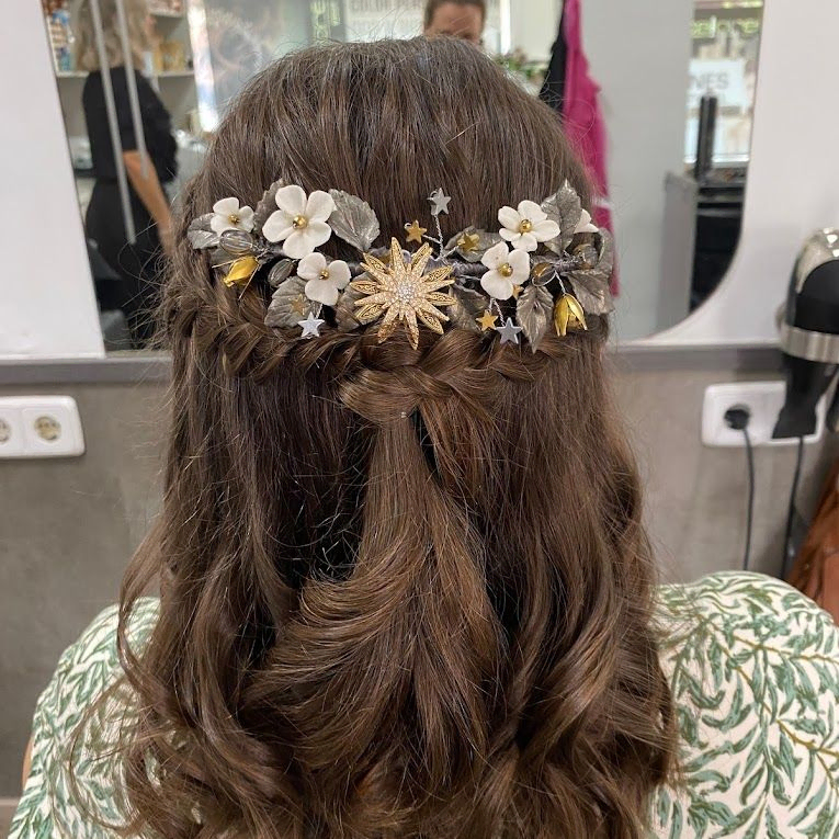peinado en cabello con flores